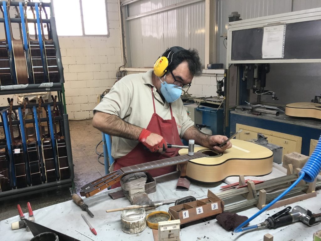 Visite de la manufacture de guitares Alhambra en Espagne - La Chaîne Guitare