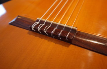 Changer les cordes d'une guitare Classique - Chronique du luthier Adrien Collet