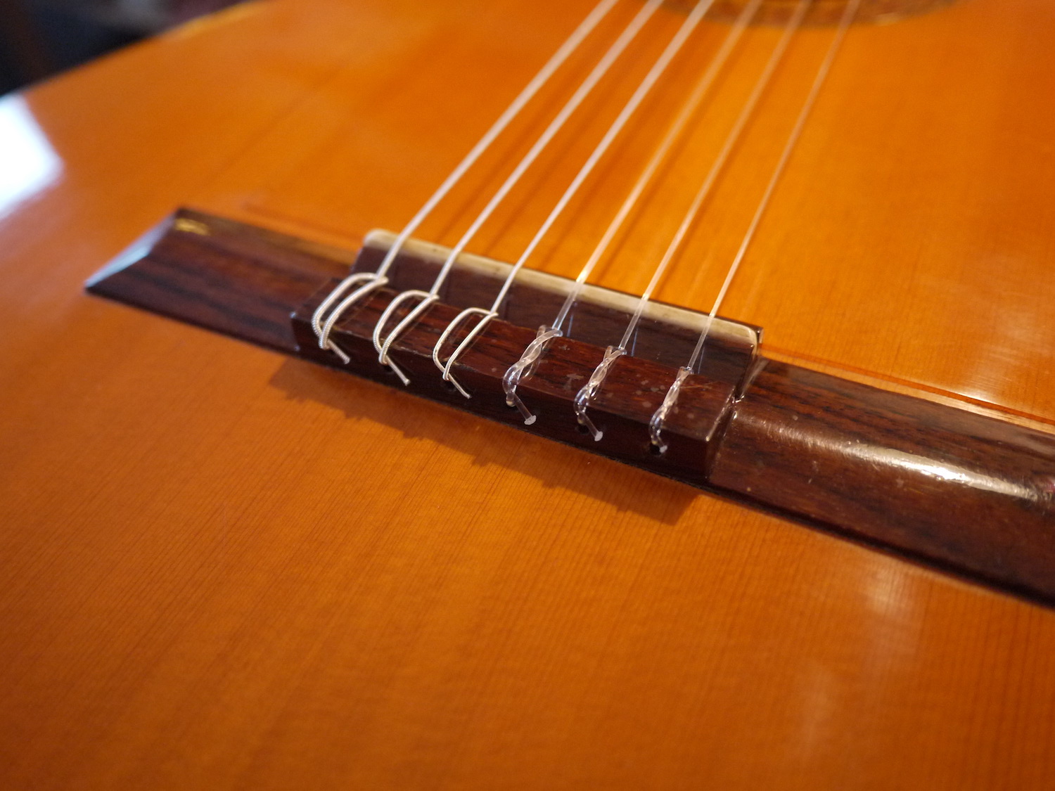 Changer les cordes d'une guitare Classique - Chronique du luthier Adrien Collet