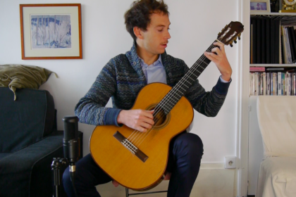 Thibault Cauvin guitare à la main pour parler de l'aventure Vivaldi