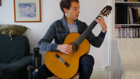 Thibault Cauvin guitare à la main pour parler de l'aventure Vivaldi