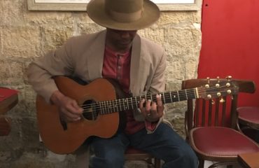 Interview Eric Bibb guitare à la main - Migration Blues