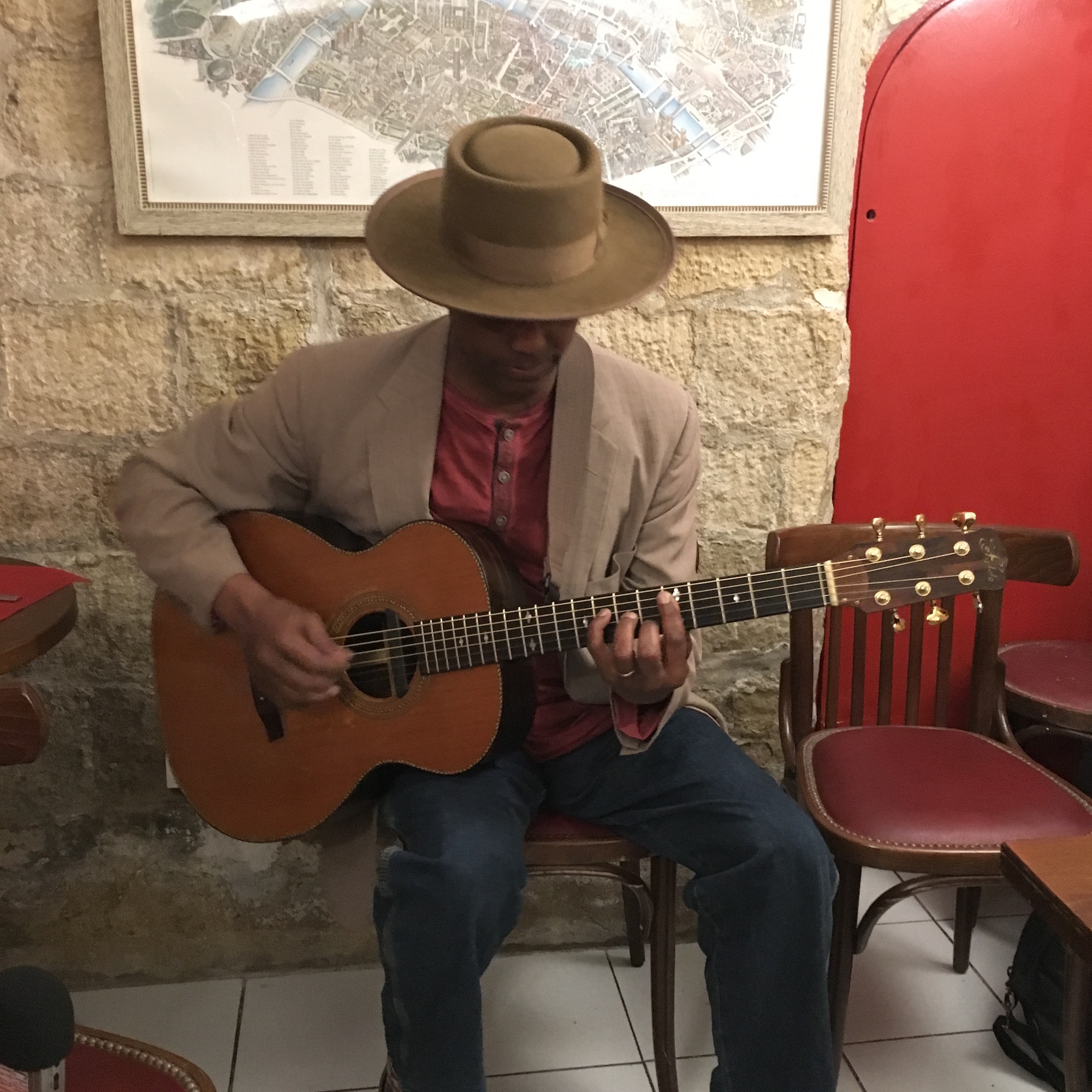 Interview Eric Bibb guitare à la main - Migration Blues