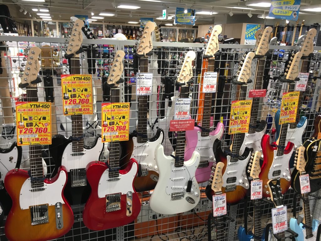 Visite d'un magasin de guitare à Osaka au Japon - La Chaîne Guitare