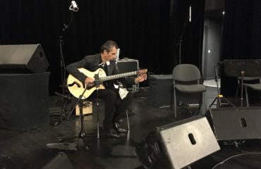 Interview Angelo Debarre avec sa guitare archtop Echo d'Artistes à la main