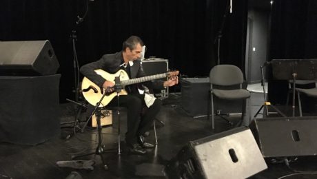 Interview Angelo Debarre avec sa guitare archtop Echo d'Artistes à la main