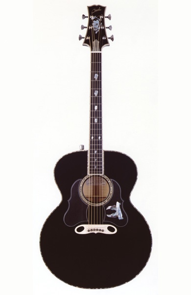 Hommage à Johnny Hallyday - Sa guitare jumbo noire par le luthier Franck Cheval - La Chaîne Guitare