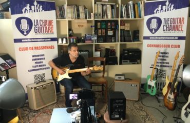 Interview Kamil Rustam - Guitare à la main au showroom à Paris