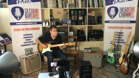 Interview Kamil Rustam - Guitare à la main au showroom à Paris