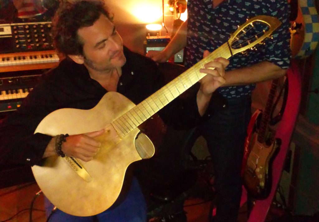 Mathieu Chédid : une guitare à la feuille d'or par le luthier Fred Pons (Kopo)