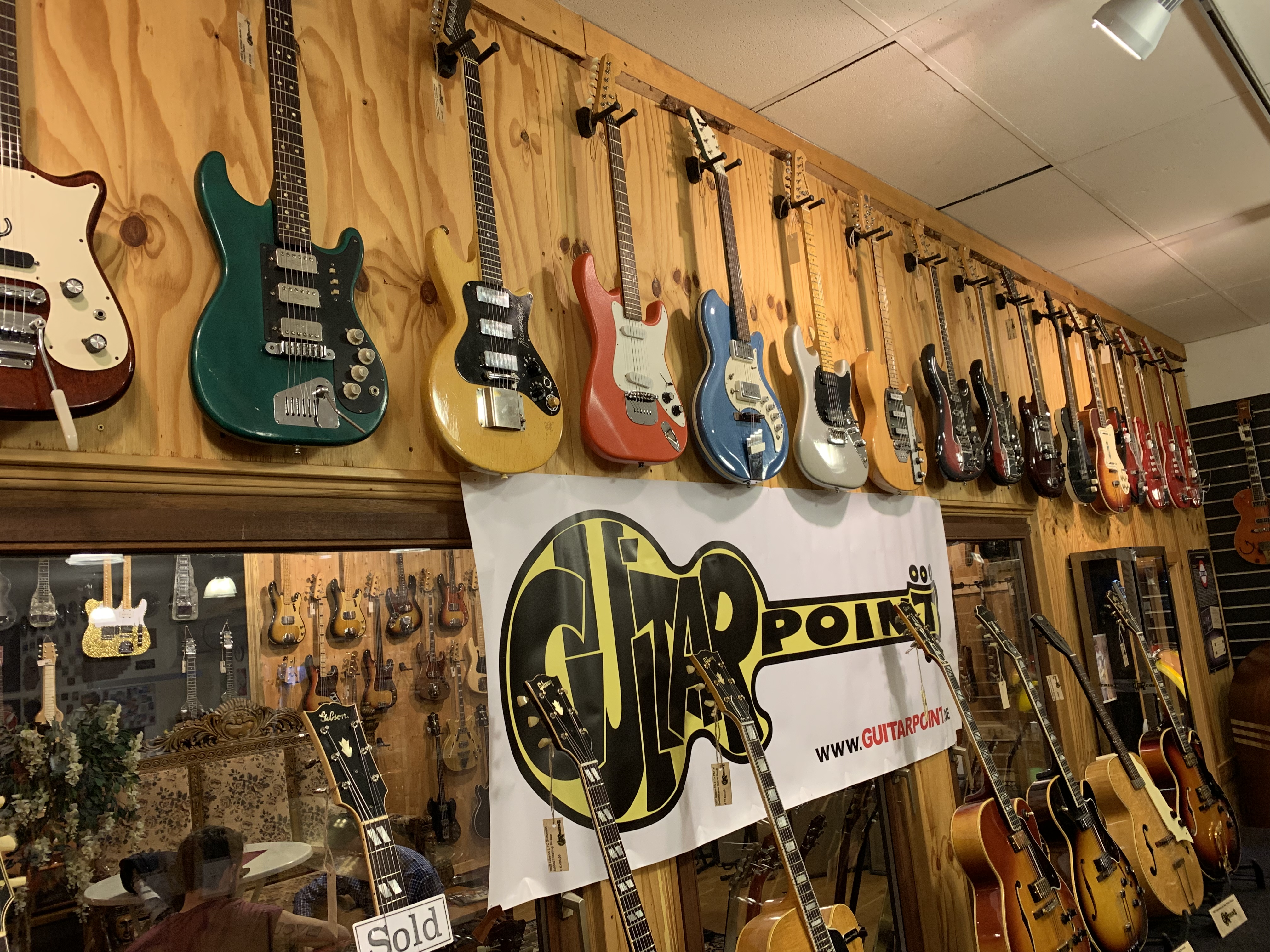 Visite Guitar Point - Le plus beau magasin de guitare Vintage en Europe ? Probablement !