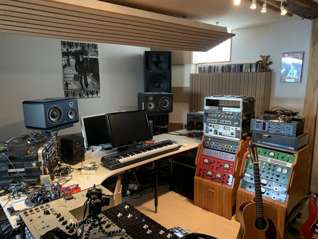 Interview Gildas Arzel - Guitare à la main dans son studio