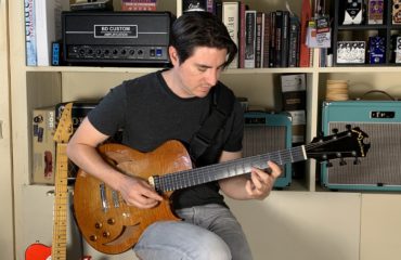 Mike Moreno en interview guitare à la main au showroom - Partie 2/2