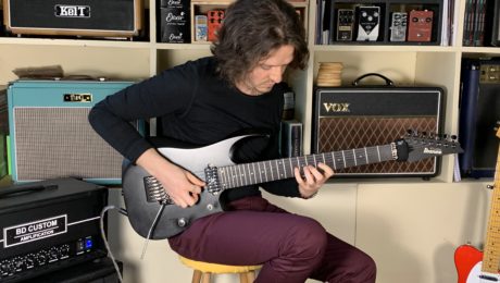 Interview Roman Rouzine guitare à la main - Album Humans