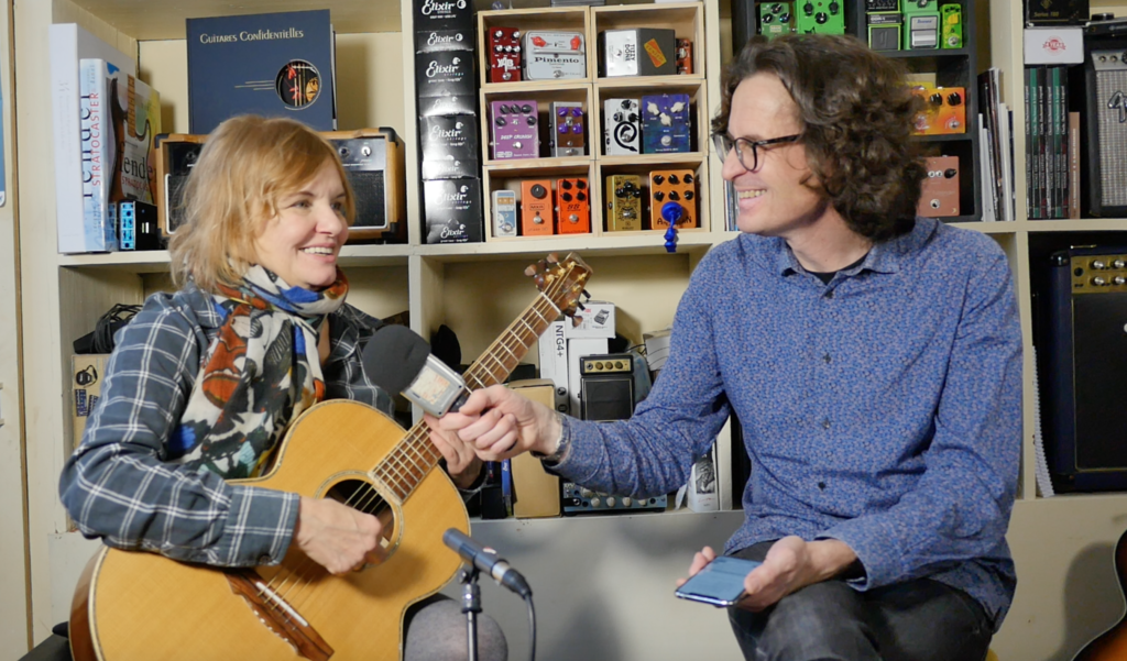 Diane Tell interview guitare à la main autour de l'album Haïku