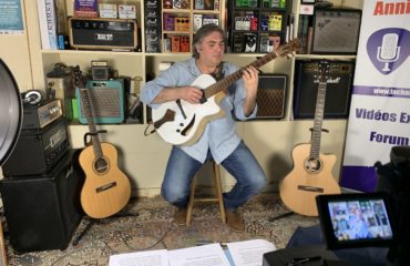 Joël Gombert vient présenter en interview ses guitares du luthier Stéfan Barrillon