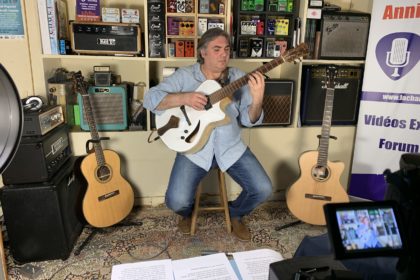 Joël Gombert vient présenter en interview ses guitares du luthier Stéfan Barrillon