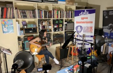 Allison Mareek en interview guitare à la main au showroom