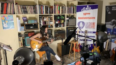 Allison Mareek en interview guitare à la main au showroom
