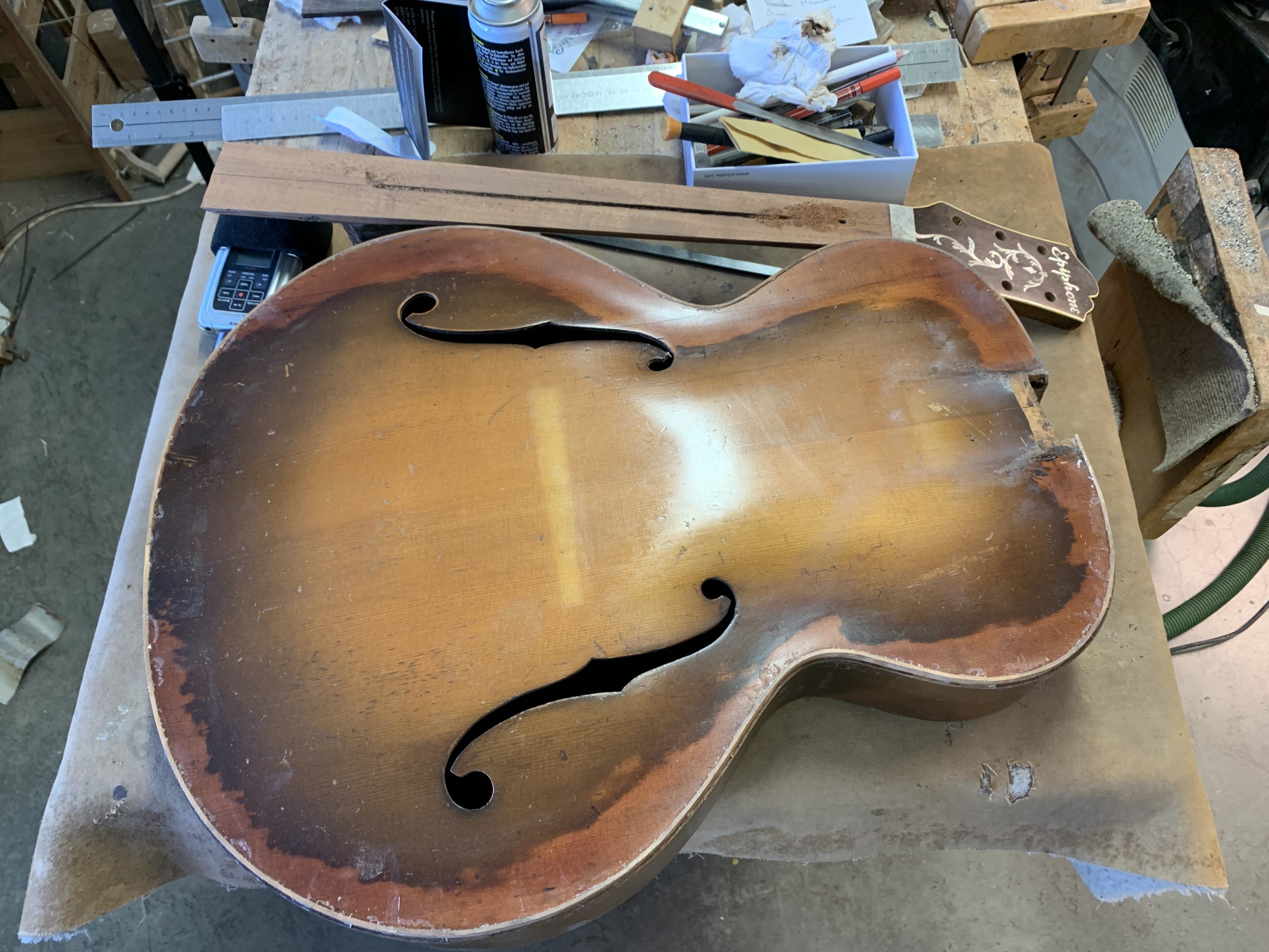 Restauration archtop Epiphone des années 30 par le luthier Franck Cheval