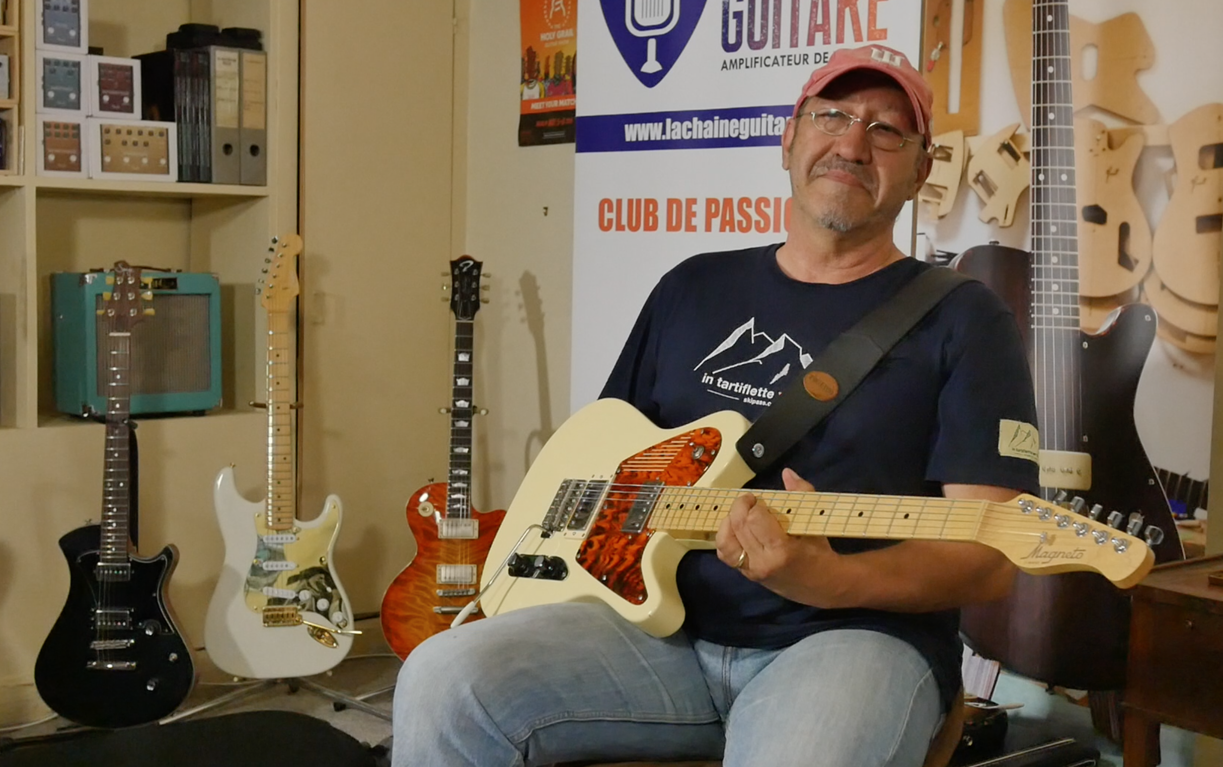 Norbert Galo, interview guitare à la main au showroom