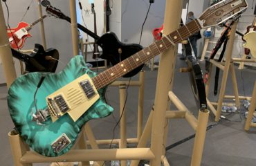 Exposition de 50 guitares Mostra Wandré durant le SHG Music Show de Milan