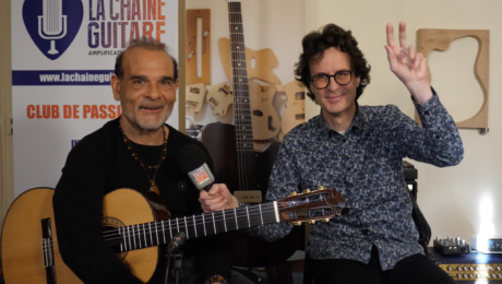 Juan Carmona, guitariste Falmenco, présente guitare à la main son album Zyriab 6.7