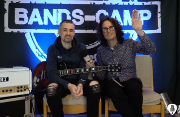 Niko Slash, interview guitare à la main lors du stage guitare Bands Camp