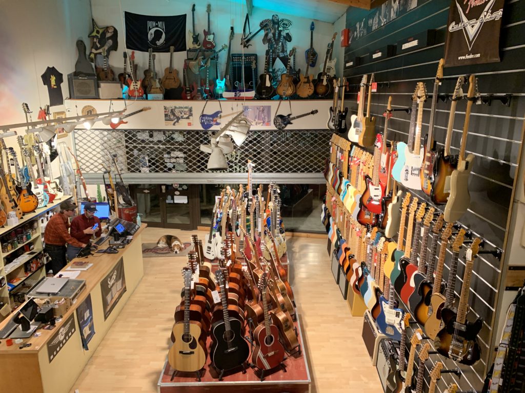 Guitare Village à Domont, visite guidée du magasin avec le patron Laurent Murelli