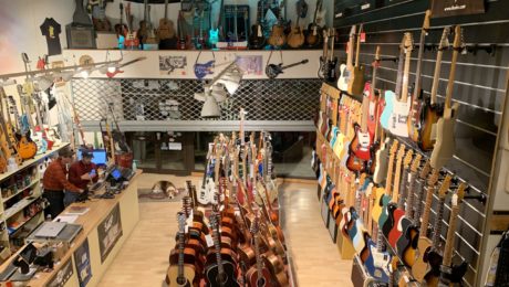 Guitare Village à Domont, visite guidée du magasin avec le patron Laurent Murelli