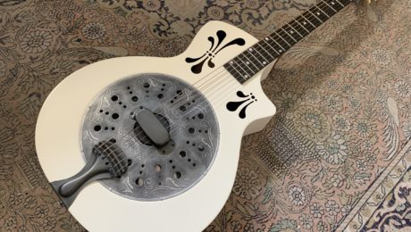 JMT Résonateur simple cône acier : une superbe guitare dans les mains de Michaal Benjelloun