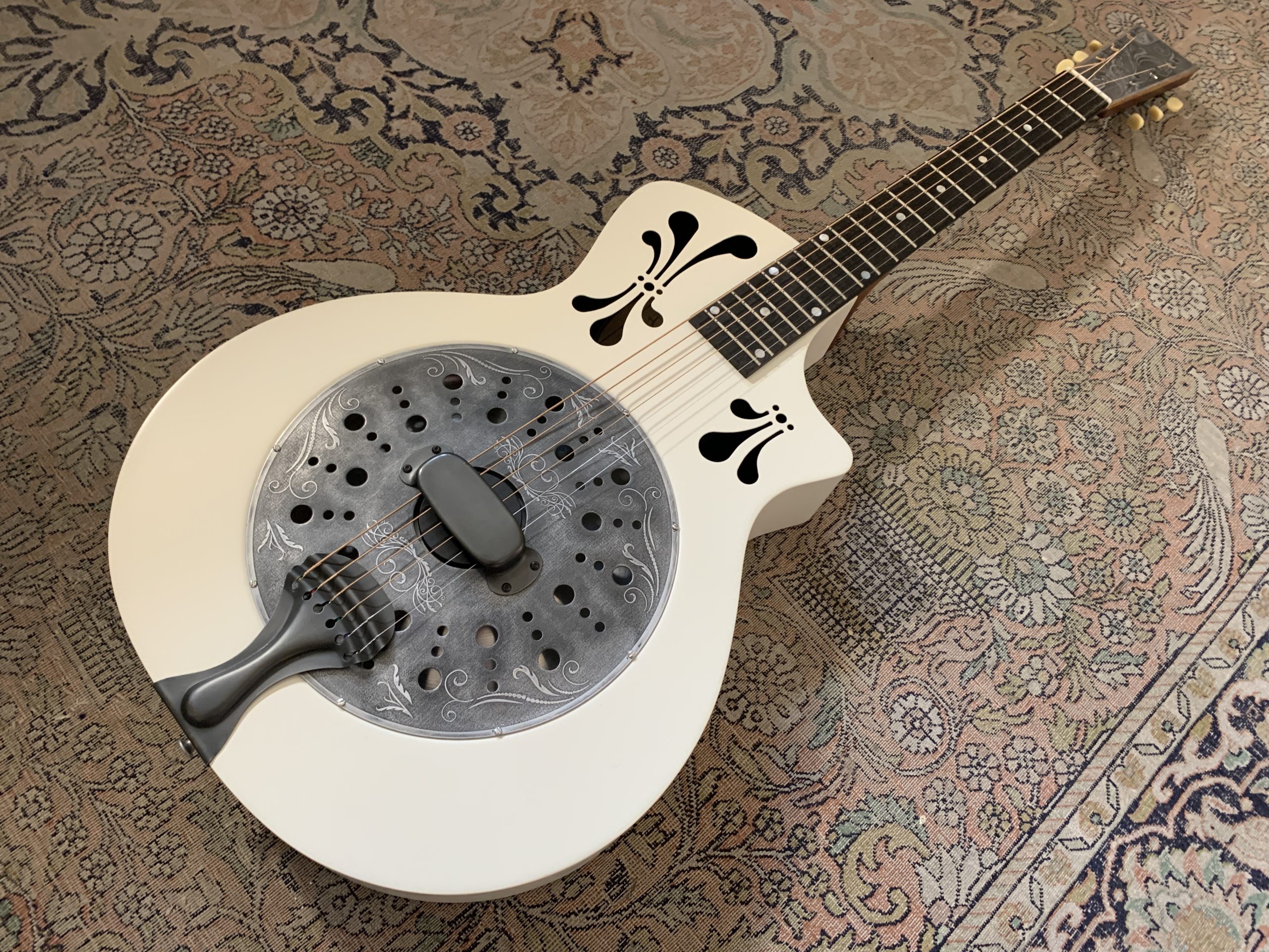 JMT Résonateur simple cône acier : une superbe guitare dans les mains de Michaal Benjelloun