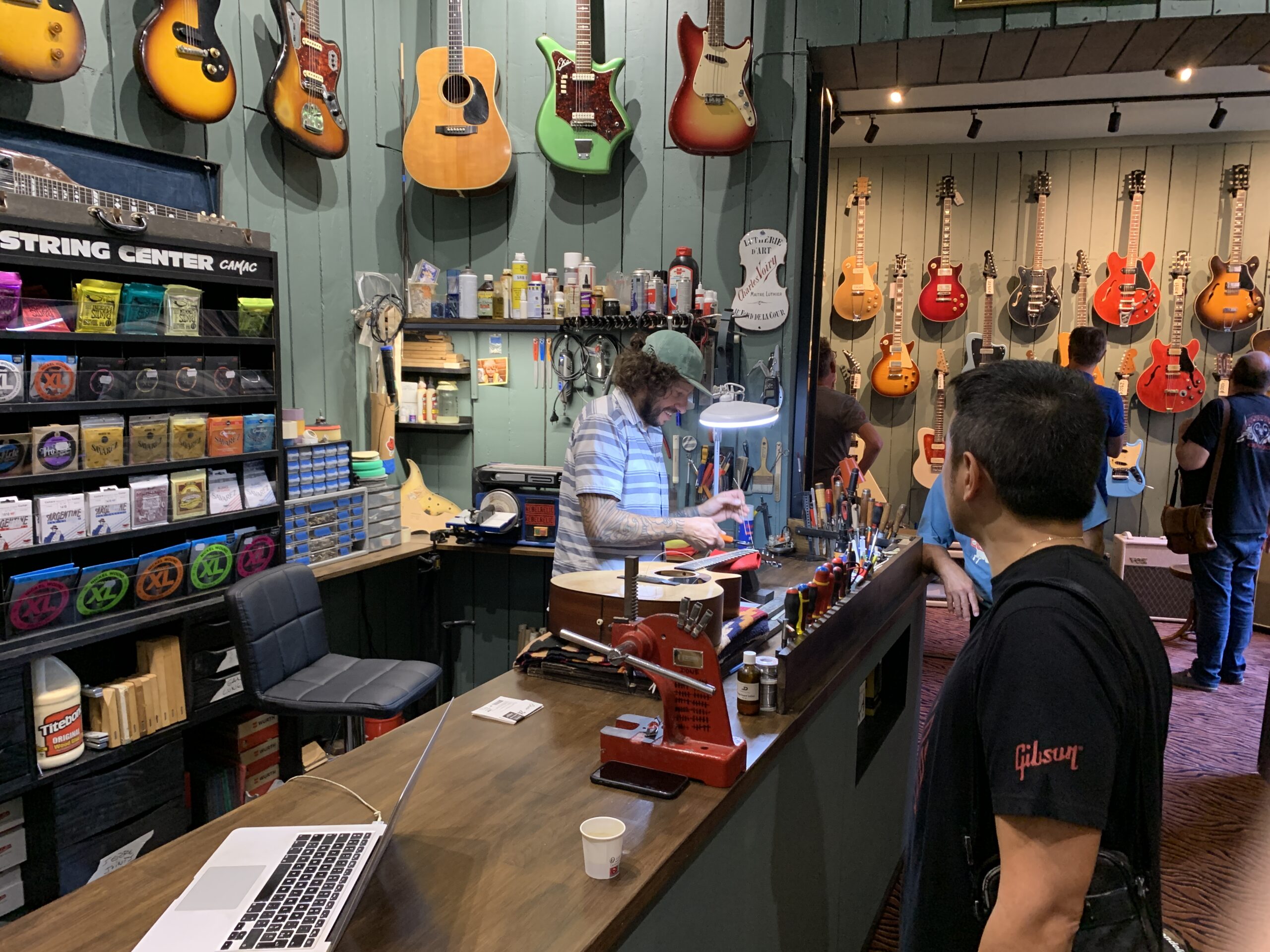 Barbe Guitares & Lutherie à Toulouse, reportage lors de l'ouverture de la nouvelle version du magasin