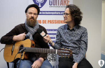 Guillaume Simon, interview guitare à la main à Issoudun pour son 