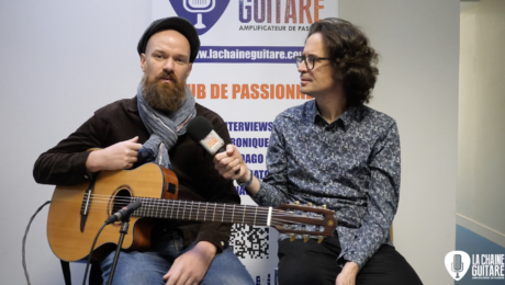 Guillaume Simon, interview guitare à la main à Issoudun pour son 