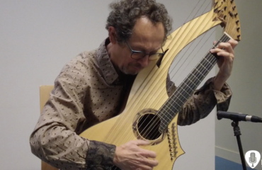 Philippe Fouquet, interview guitare-harpe à la main à Issoudun