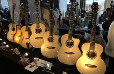 Richard Baudry présente sa 200ème guitare au salon des luthiers du Paris Guitar Festival