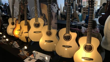 Richard Baudry présente sa 200ème guitare au salon des luthiers du Paris Guitar Festival