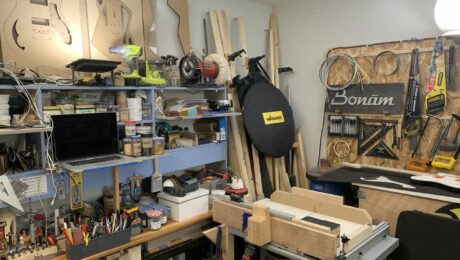 Nicolas Bougouin, luthier de Bonam Guitars installé aux Lilas à votre service